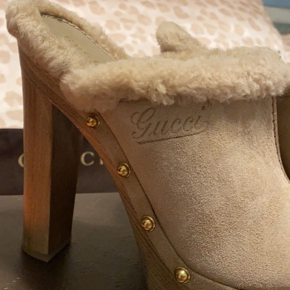 GUCCI Joplin Suede & Shearling Script Logo Clogs in Pale Khaki! NIB - Picture 3 of 8